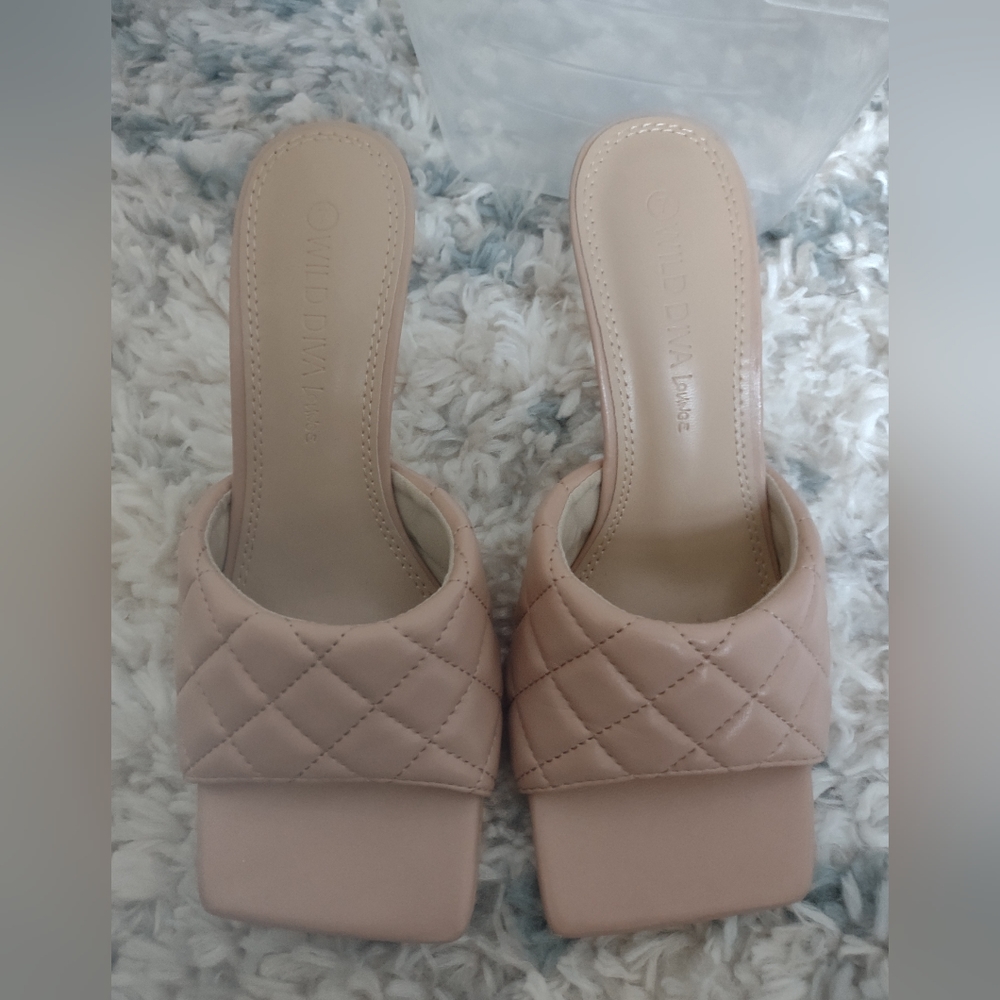 Tufted nude heela